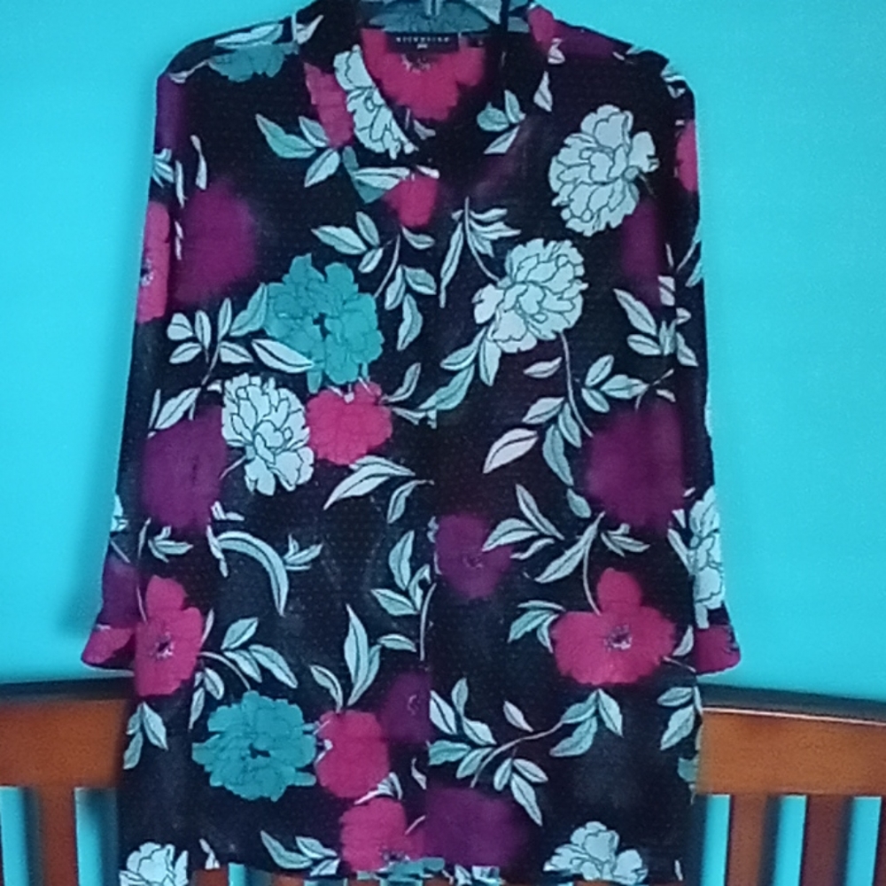 Sheer floral blouse. 3/4 length sleeve